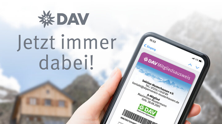 Ein Smartphone mit dem digitalen Mitgliedsausweis im Display | © DAV